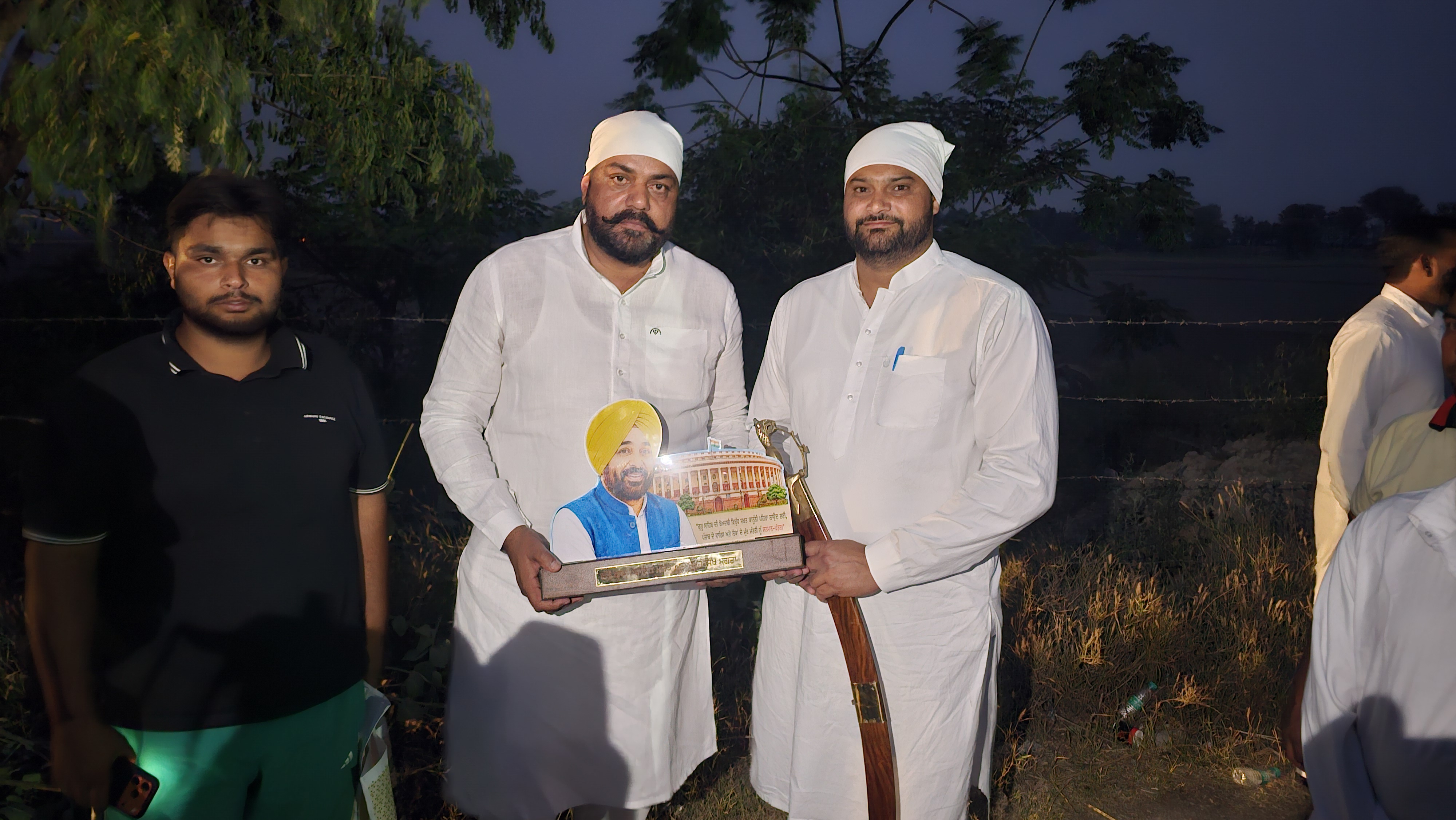 ਬਹਿਬਲ ਵਿਖੇ ਪੁੱਜੇ ਮੁੱਖ ਮੰਤਰੀ ਭਗਵੰਤ ਮਾਨ ਦਾ ਸ਼ਾਨਦਾਰ ਸਵਾਗਤ, ਸਰਪੰਚ ਰਾਜਾ ਮੱਲਕੇ ਵੱਲੋਂ 'ਸ੍ਰੀ ਸਾਹਿਬ' ਭੇਟ ਕਰਕੇ ਕੀਤਾ ਗਿਆ ਵਿਸ਼ੇਸ਼ ਸਨਮਾਨ